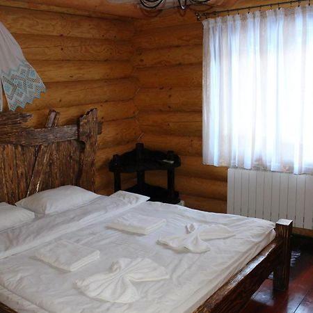 Hotel Berloga-Sinevir Synevyrsʼka Polyana Esterno foto
