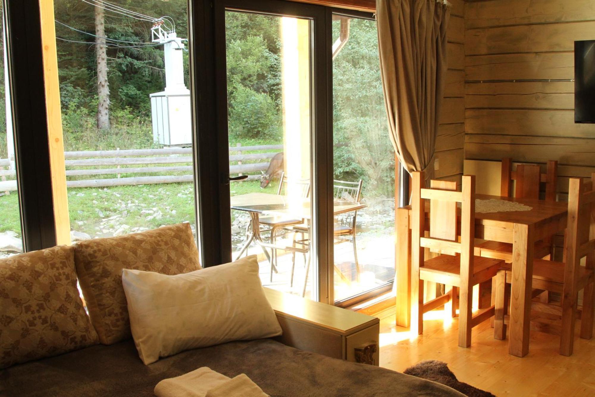 Hotel Berloga-Sinevir Synevyrsʼka Polyana Esterno foto