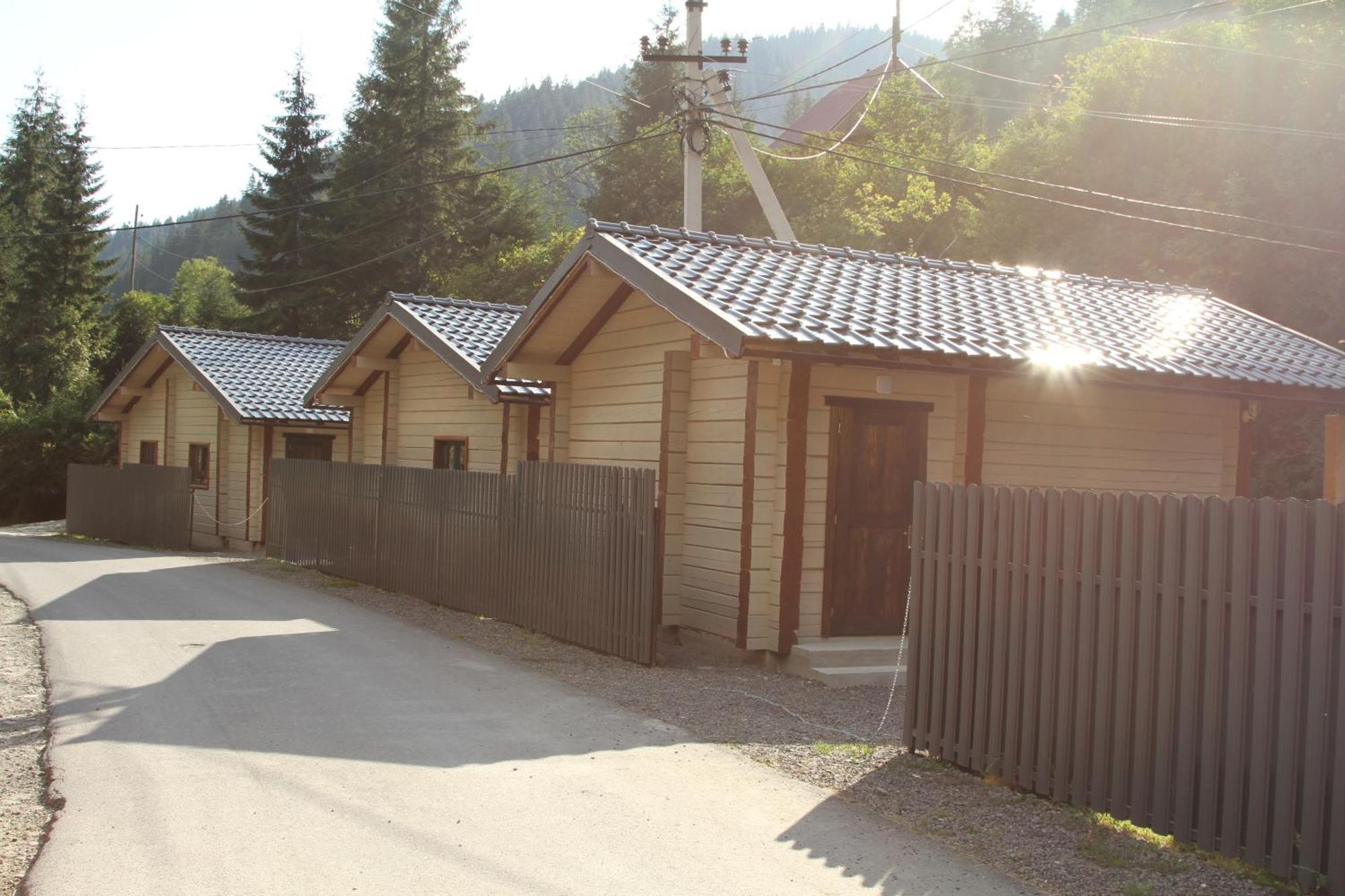 Hotel Berloga-Sinevir Synevyrsʼka Polyana Esterno foto